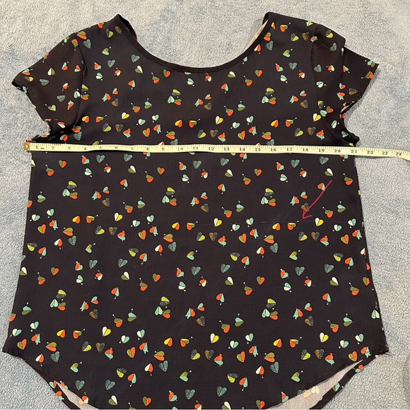 🌷3 for $15 Navy tie back popover blouse with a modern leaf print size L - Picture 8 of 8